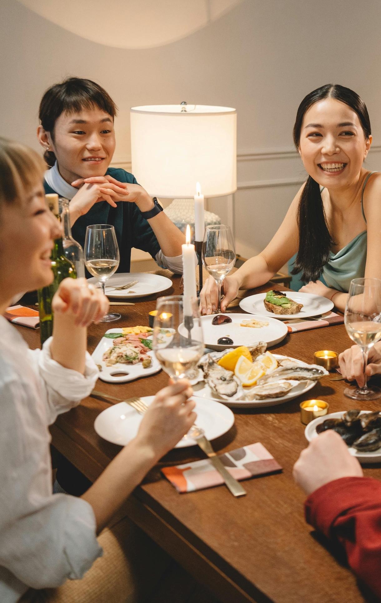 Best Apps to Meet New People | Social Dining Guide